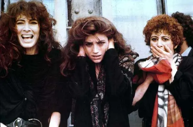 cineturismo, location, cinema, turismo, film tourism, movie tour, complicato intrigo di donne, vicoli, delitti, Camorra, Lina Wertmüller, Marcellino e Festo, Marcellino, Santa Maria in Cosmedin, Cosmedin, San Gregorio Armeno, Villa Lucia, Vomero, Posillipo, Donn'Anna, Lungomare Caracciolo, Castel dell'Ovo, Villa Volpicelli, Santa Maria delle Grazie Maggiore, Caponapoli, Incurabili, Piazzetta Stella, Salone Margherita, San Ferdinando, Galleria Umberto, Spagnoli, quartieri, Napoli, Naples, Santa Maria della Pietà, ex manicomio, mental asylum, Trionfale, Roma, Rome