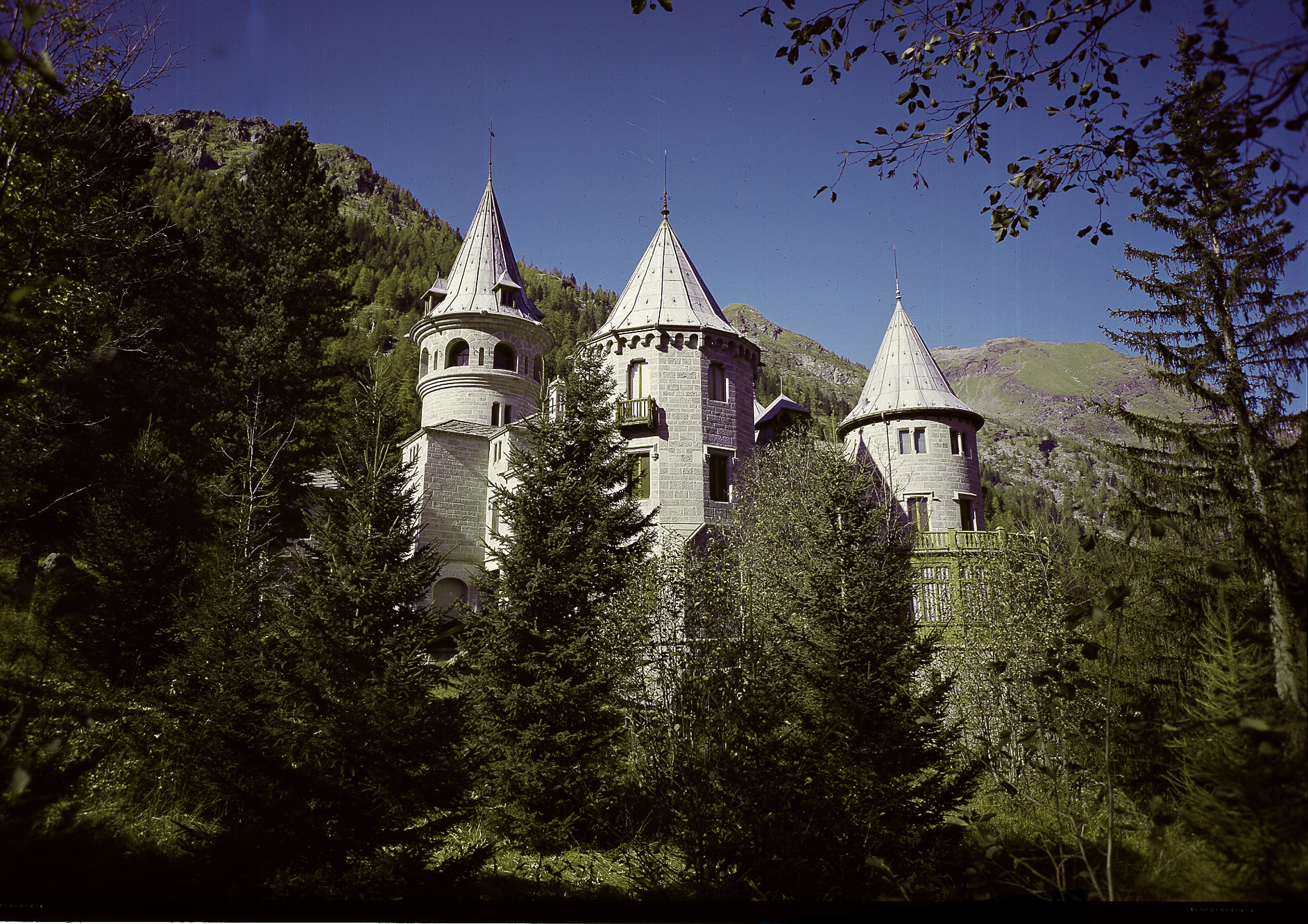 Castel Savoia, Gressoney Saint Jean, castel savoia, valle d'aosta, location, cineturismo, aosta