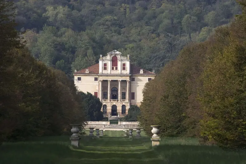 Villa Fracanzan Piovene, colli berici, Orgiano, villa veneta, location, cineturismo, Francesco Muttoni, salone da ballo, sala delle ceramiche, camera napoleonica